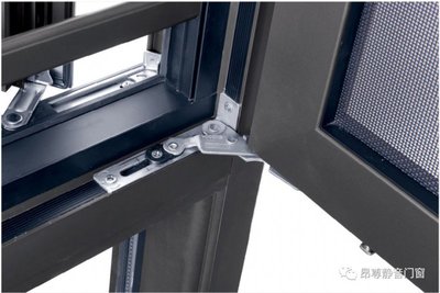 地震來襲時，門窗與空調設備 防護、風險與應對策略